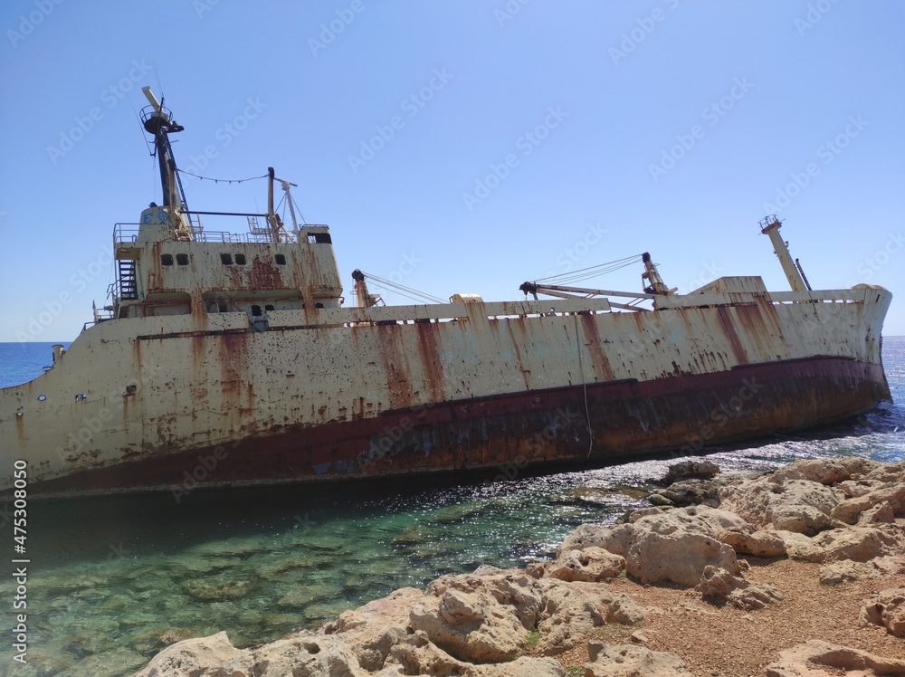 Fototapeta premium sunken ship in paphos 