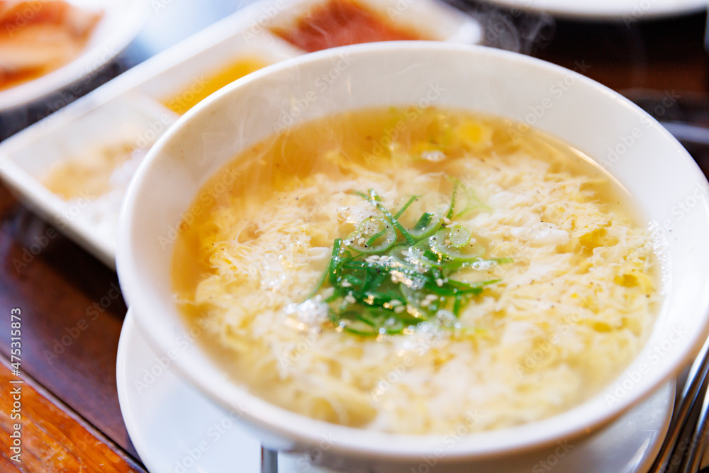 温かくておいしそうな卵スープ