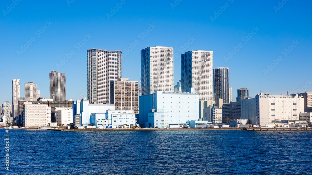 Obraz premium 竹芝桟橋から豊海水産埠頭 冷凍倉庫と勝どきタワーマンション群(東京都港区)