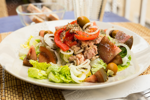 mediterranean vegetable salad with tuna