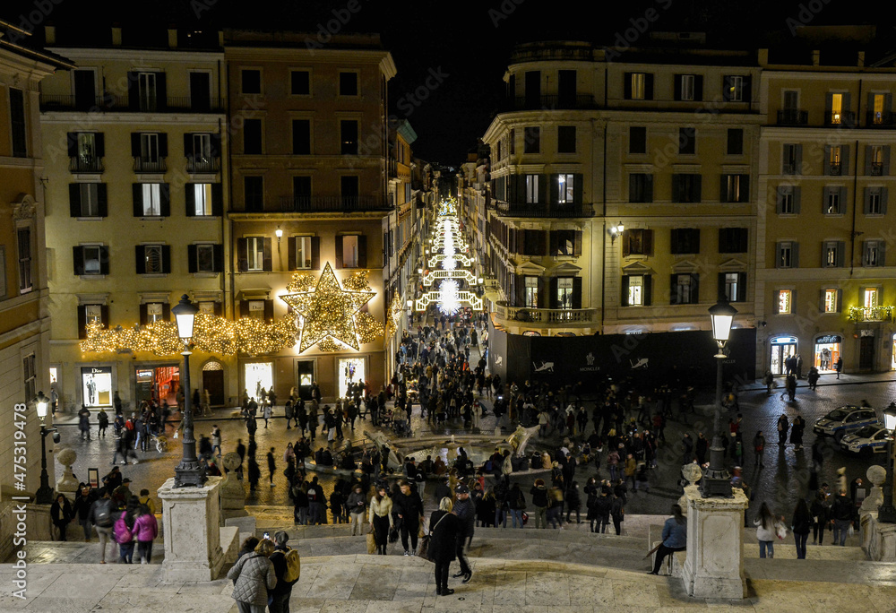 Obraz premium Evening ornate Via dei Condotti in Rome