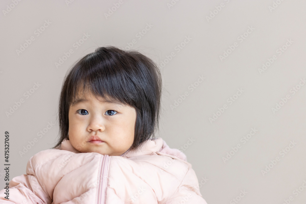 ダウンジャケットを着て、悲しい表情の赤ちゃん(1歳5か月、日本人、女の子) ダウンジャケットを着て、悲しい表情の赤ちゃん(1歳5か月、日本人、女の子)