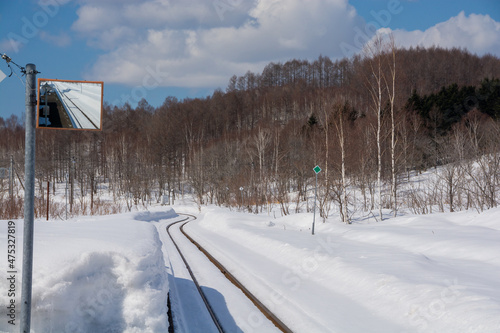 冬の田舎の無人駅と線路
