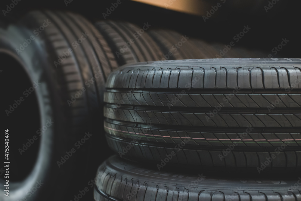 Φωτογραφία Close up image of tread a new tire is placed on the tire storage rack in the tire industrial