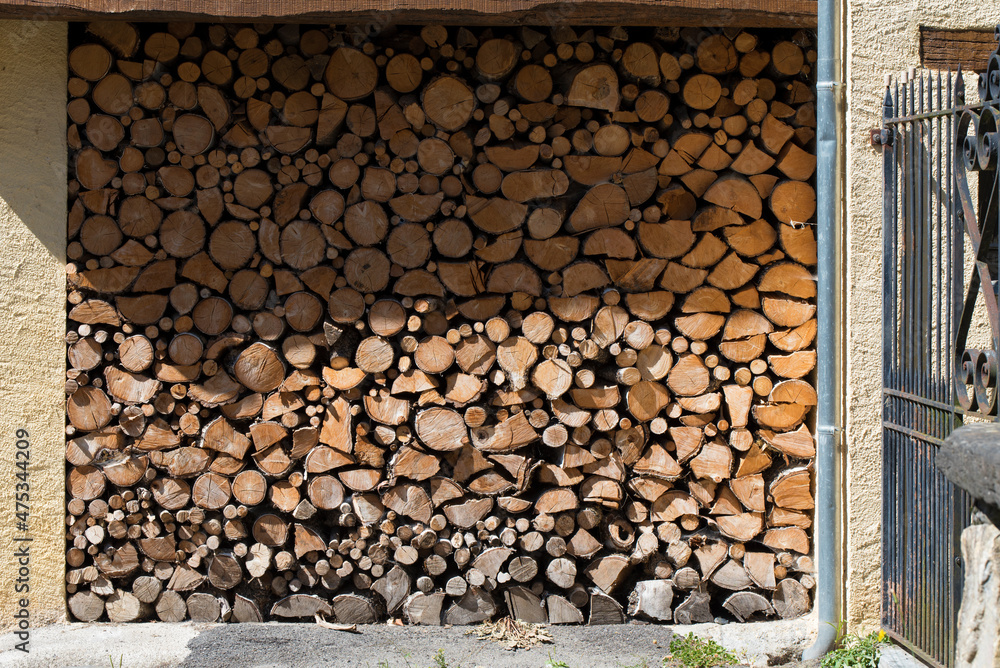 Réserve de bois de chauffage pour l'hiver Réserve de bois de chauffage pour l'hiver