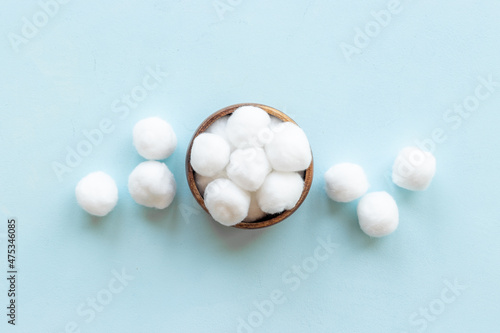 Billede på lærred Delicate soft cotton balls in bowl