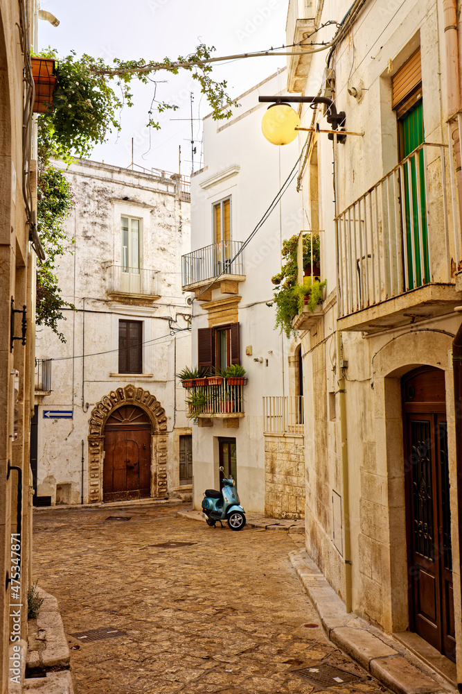 Obraz premium Blauer Motorroller in einer Gasse in Putignano, Italien, Apulien