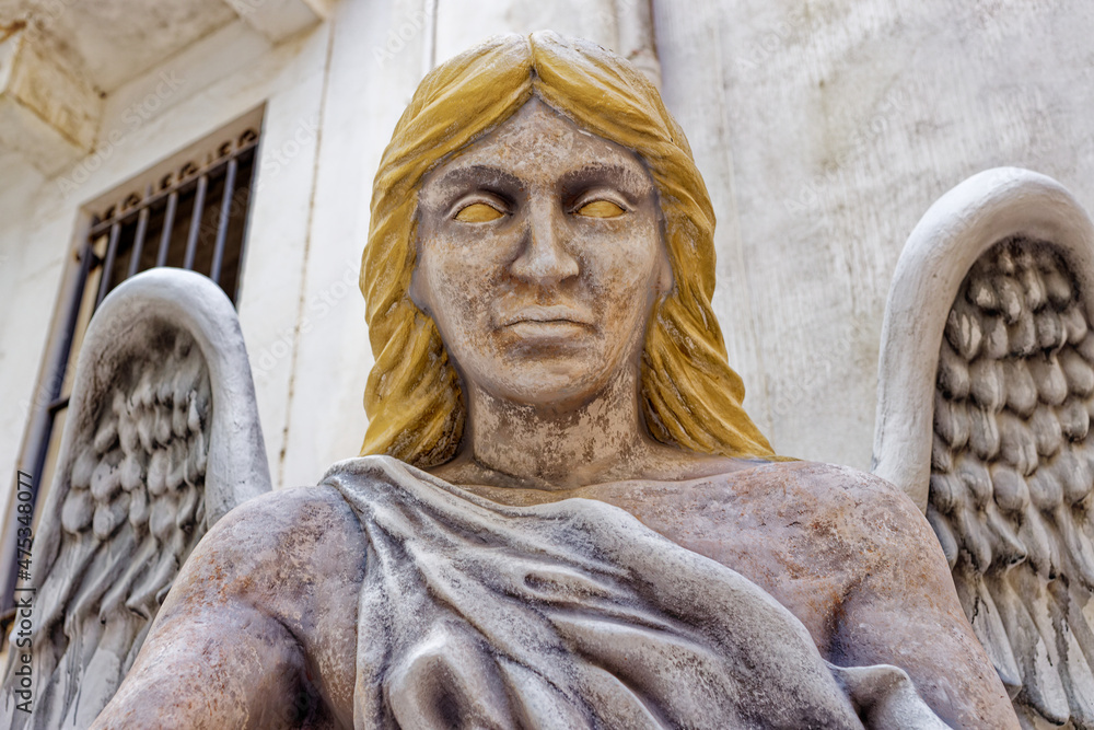 Engelskulptur in der Altstadt von Putignano, Italien, Apulien