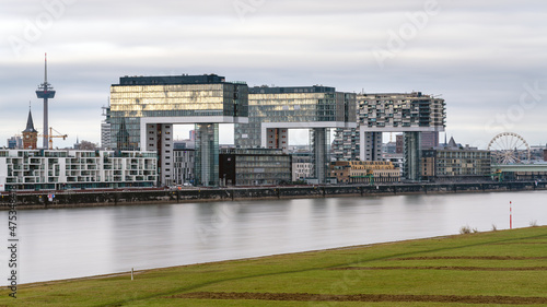 Kölner Kranhäuser am Rhein in der Langzeitbelichtung