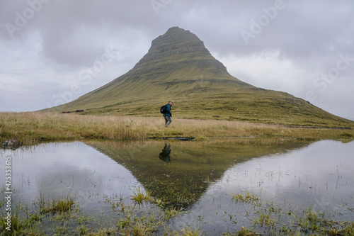 Hombre andando por Kirkjuffel , montaña de origen volcánico situada en Grundarfjörður, en la península de Snæfellsnes, al oeste de Islandia. photo