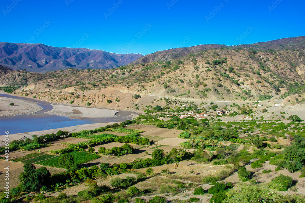 Paysage de montagne ciel bleu, route des mines altiplano cordillère des Andes