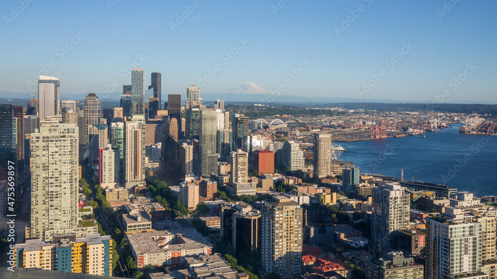 Obraz premium Seattle, Washington, USA - June 4 2021: Seattle downtown skyline and Mount Rainier during summer sunset. View from Seattle needle.