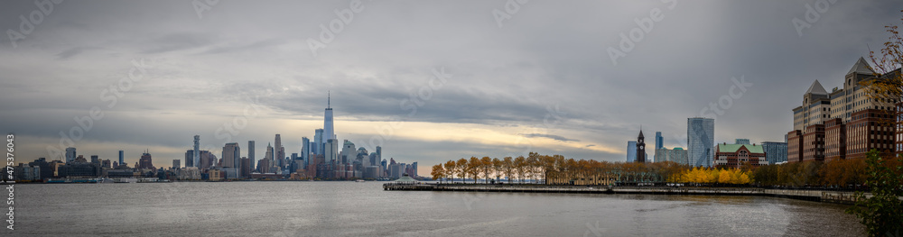 Fototapeta premium Hoboken, NJ USA - 11 14 2021: Midtown Manhattan and Hudson River from Hoboken - Pier C Park