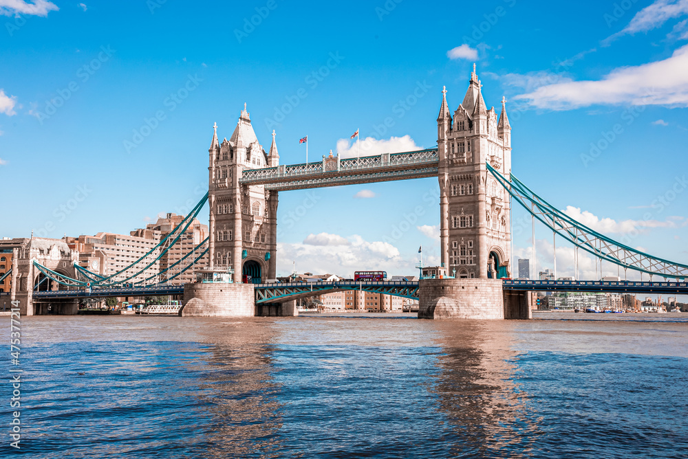 Obraz premium Iconic Tower Bridge view connecting London with Southwark over Thames River, UK.