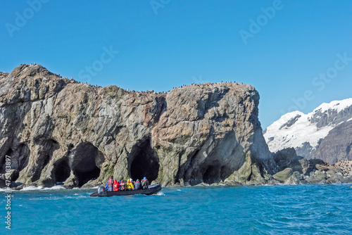 Obraz na plátně Zodiac approaching cave shelter where Shackleton crew survived, Point Wild, Elep