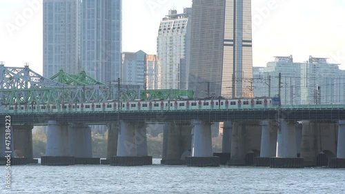 한강(han river)에서 바라본 한강철교(hangangcheolgyo, railroad bridge), 한강과 전철(subway, train), 강가(riverside)를 지나는 기차, 여의도(Yeouido)의 하늘(skyline), 서울(seoul)의 한강, 서울 한강의 지하철, 한강의 다리(bridge)
 photo