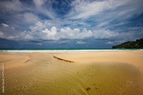 Widok z piaszczystą plażą i niebieskim niebem z chmurami, Tajlandia