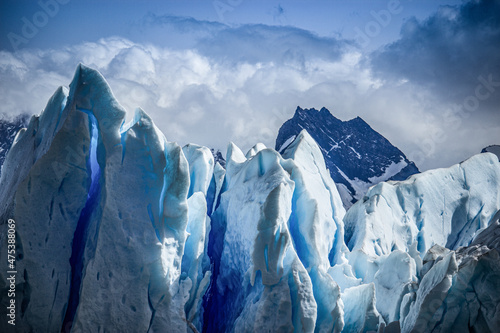 Obraz na plátně Beautiful shot of sharp ice glaciers and mountains