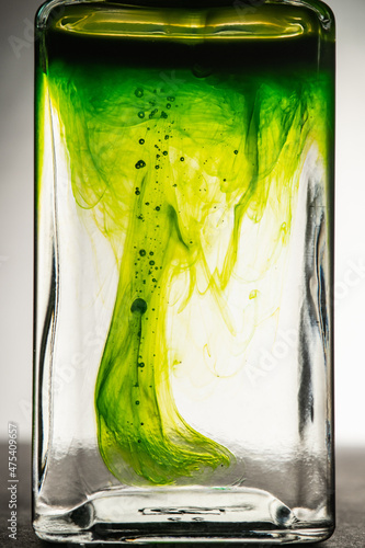 Texture d'un liquide vert  dans un bocal en verre photo