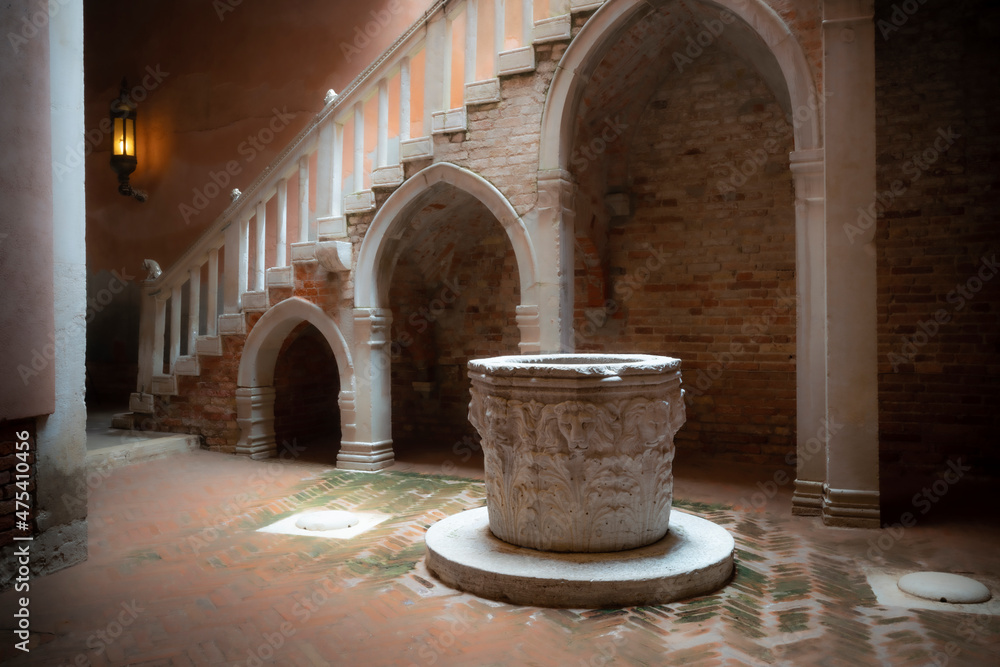 Obraz premium Europe, Italy, Venice. Casa Goldoni interior with stairwell and cistern.