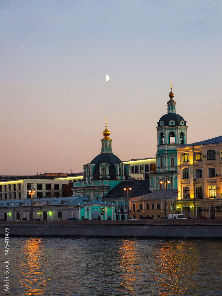 Obraz premium Moscow cityscape in evening. Church of St. Nicholas in Zayitsky at Raushskaya embankment. Moscow, Russia