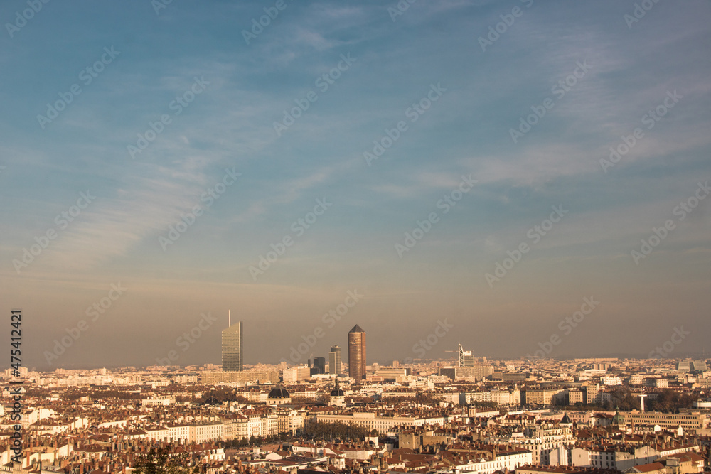 panorama de la ville de Lyon avec nuage de pollution panorama de la ville de Lyon avec nuage de pollution