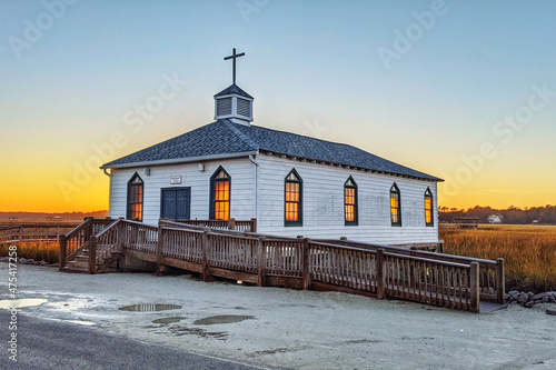 Obraz na plátně Beautiful scenery of Pawleys island chapel with a sunset background