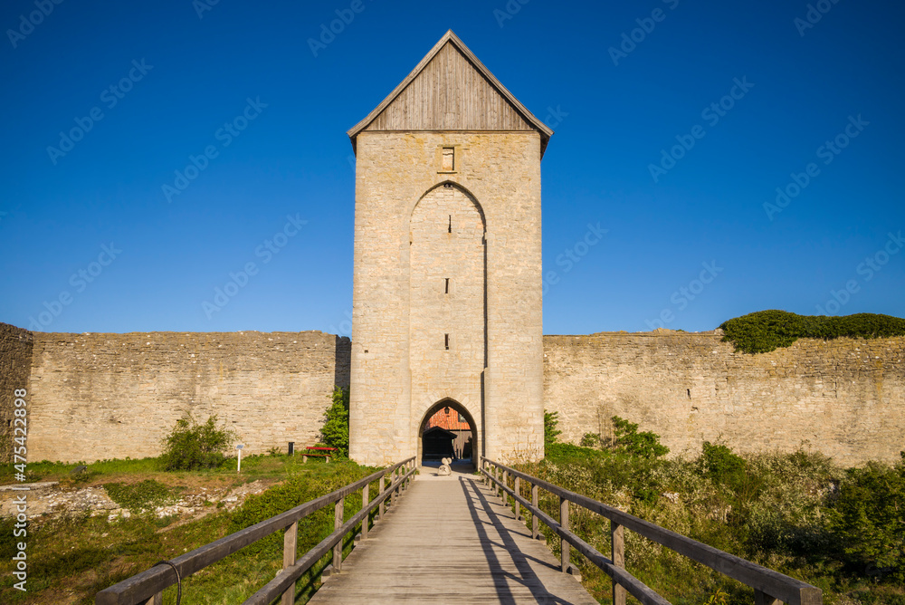 Obraz premium Sweden, Gotland Island, Visby, 12th century city wall, most complete medieval city wall in Europe, Osterport Tower