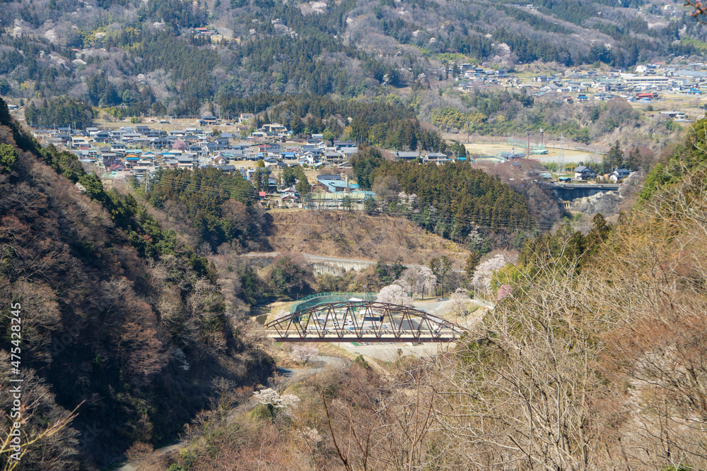 浦山ダムから見下ろす諸上橋と家並み／埼玉県秩父市