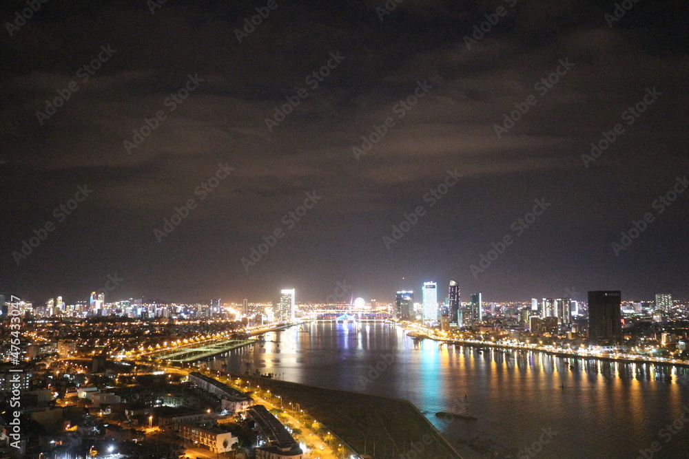 リゾート地で有名なベトナムダナンの中心部の夜景です。