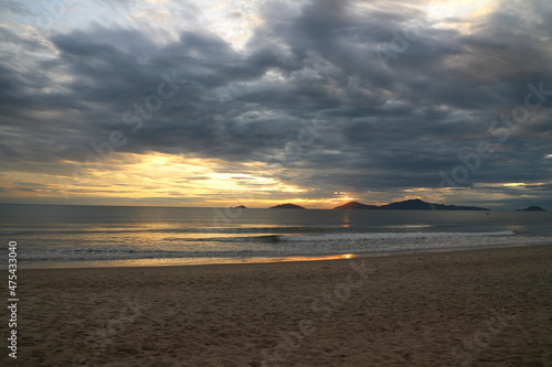 ベトナムダナンの朝日を目指してビーチ沿いを散歩したときの写真です。朝5時半くらいです。 photo