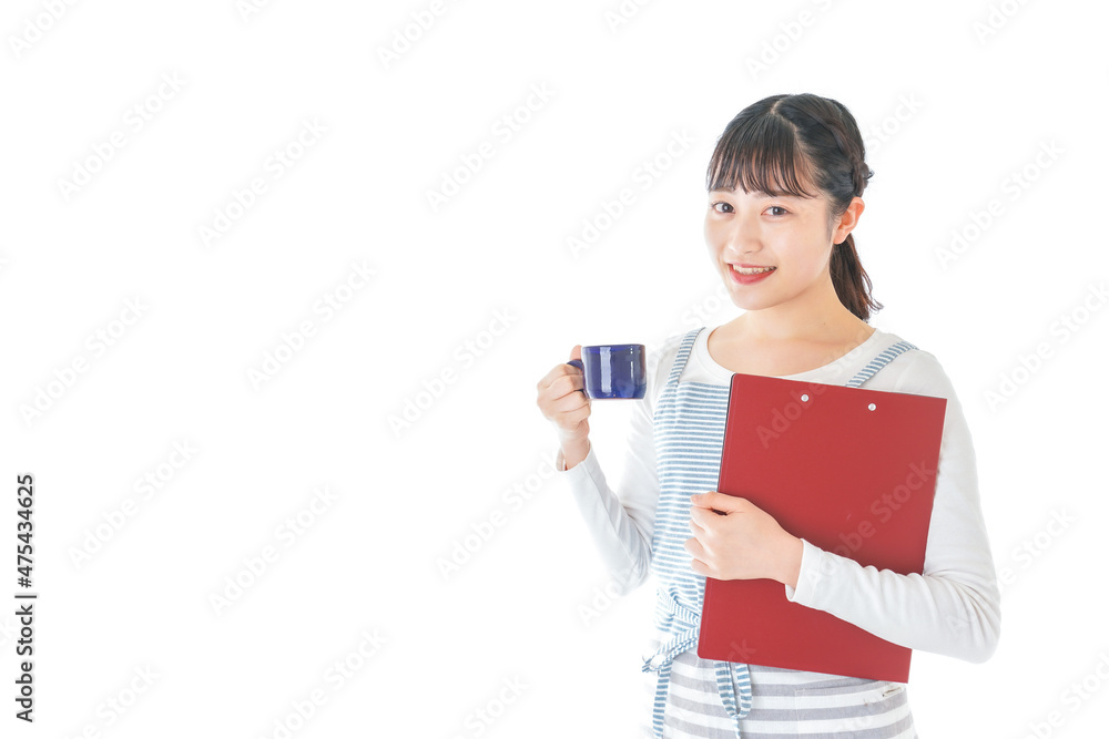 飲み物を運ぶ若いカフェスタッフ 飲み物を運ぶ若いカフェスタッフ