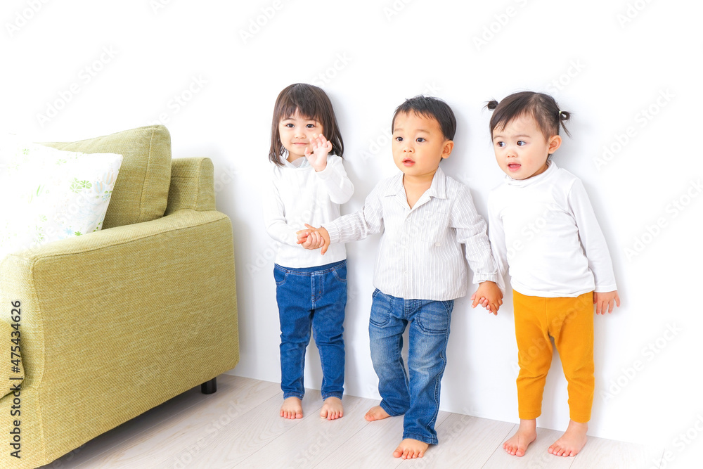 手をつなぐ仲良しの子供たち