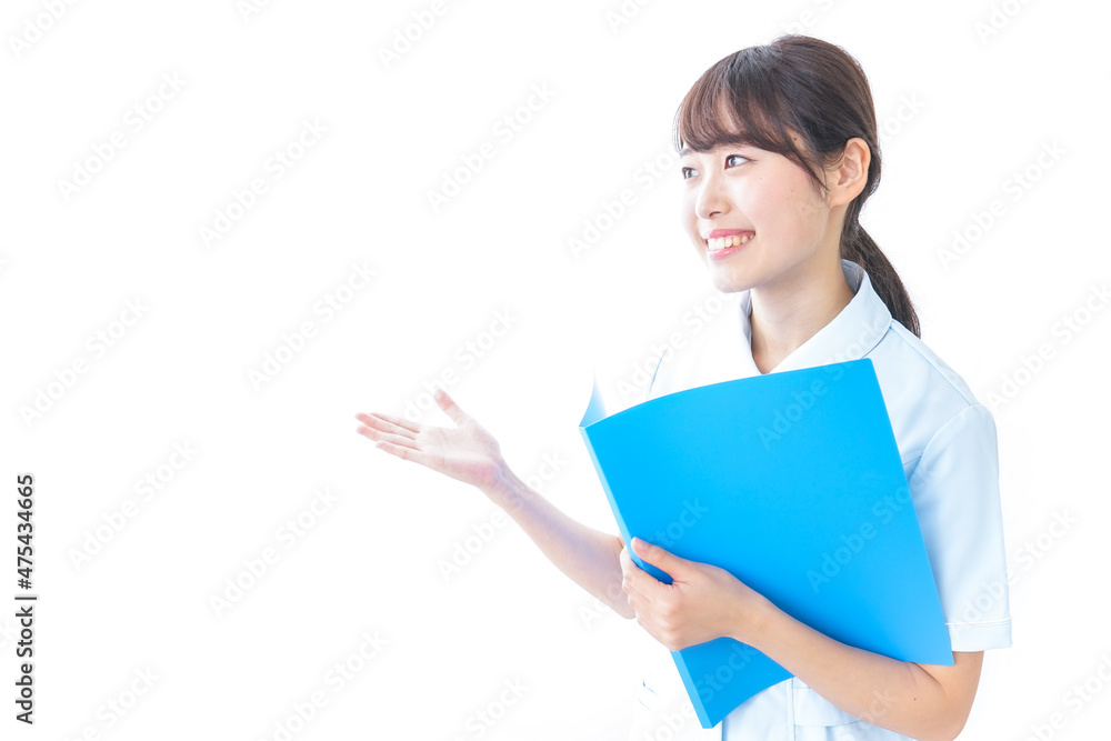 カルテを持つ看護師 カルテを持つ看護師