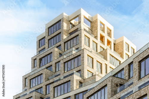 Fotografia Modern apartment building facade - real estate exterior