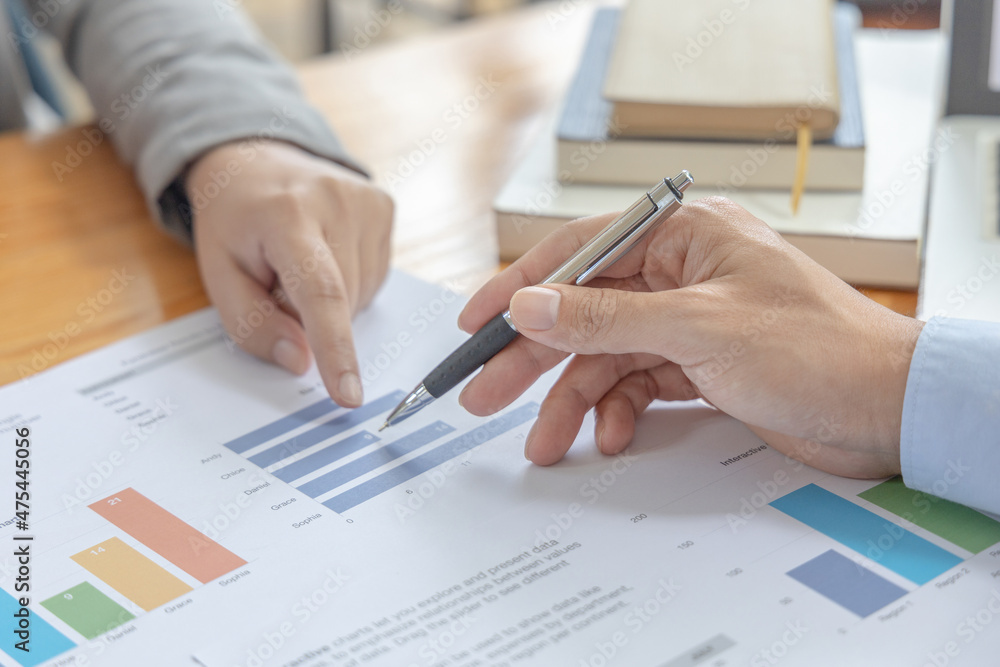 Naklejka premium Brainstorm team, Marketers and financial accountants are discussing charts to plan strategies to meet customer needs, Using graphs to analyze business data, Meetings or business consulting.