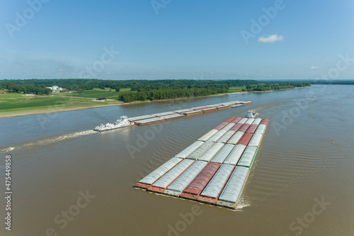 Fotografía Barge on the Mississippi river near Thebes, Illinois