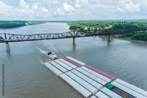 Fotografia Barge on the Mississippi river and train crossing the Thebes bridge near Thebes,