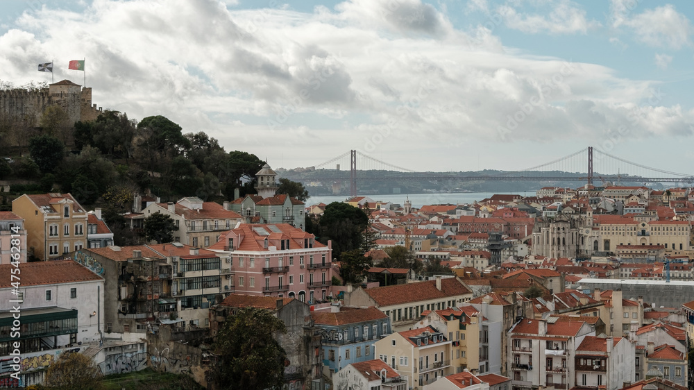 vista del puente 25 de abril desde el Miradouro da Graça
en Lisboa, Portugal
