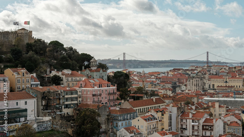 vista del puente 25 de abril desde el Miradouro da Graça en Lisboa, Portugal