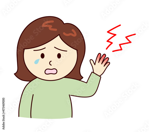 指先を火傷して痛そうな女性