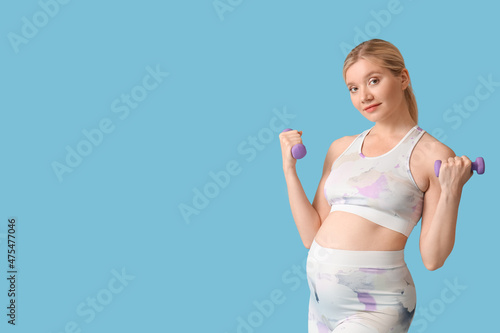 Young pregnant woman with d...
