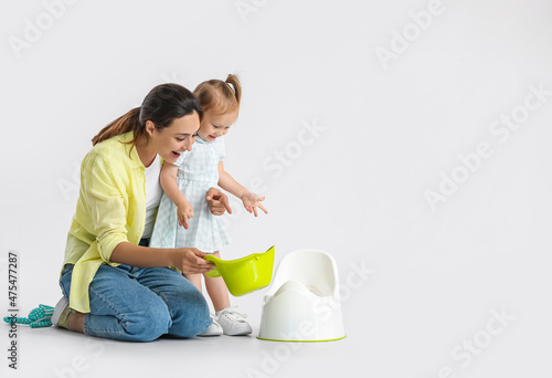 Mother potty training her l...