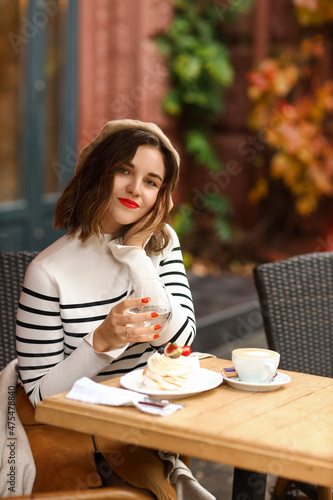 Portrait of pretty woman wi...