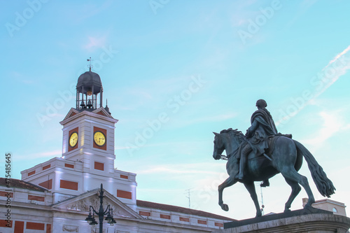 Reloj en el Palacio de Correos, actual presidencia de la Comunidad de Madrid, España. Estatua ecuestre de Carlos III ubicada en la Plaza de Sol junto al Palacio Real de Correos.