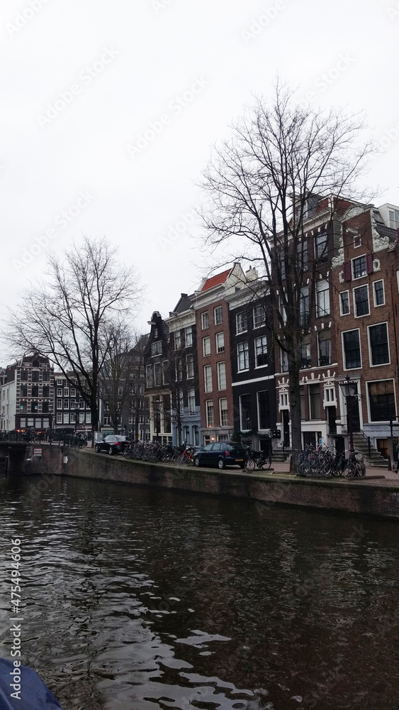 prédios pelas ruas de Amstardã, Holanda