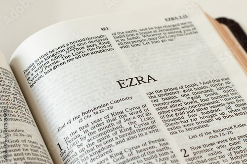 Cuadro en lienzo Ezra Bible open Holy Book Old Testament