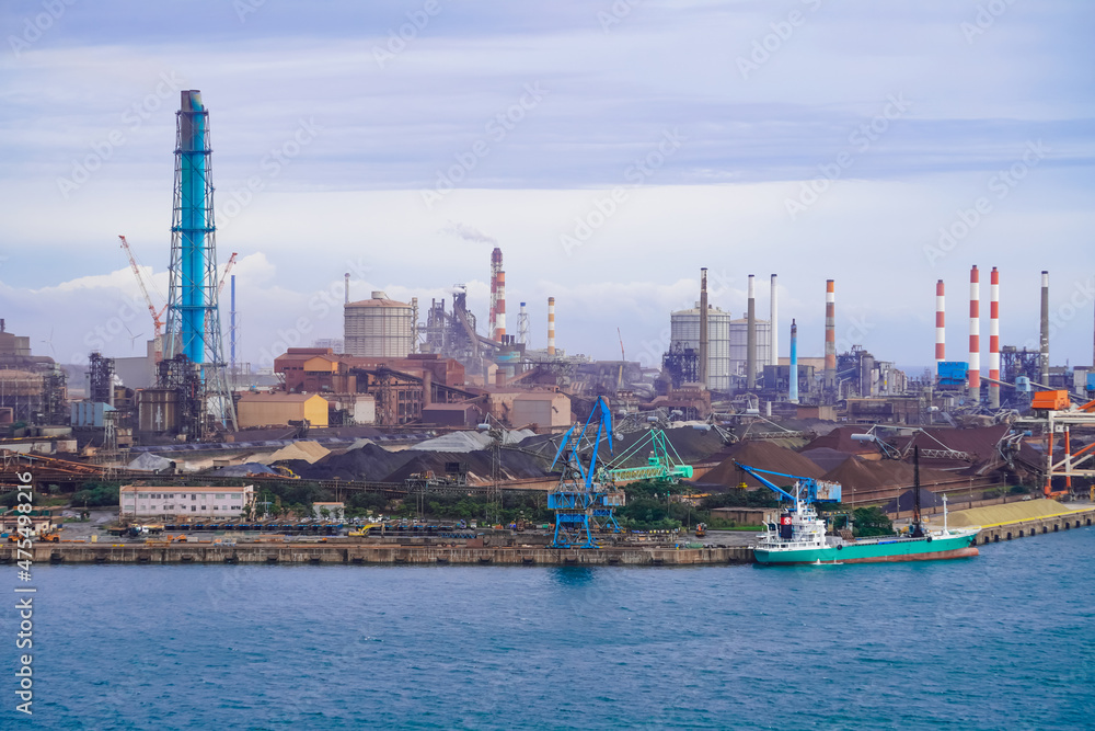 港公園の展望塔から鹿島臨海工業地帯の銑鋼一貫製鉄所を俯瞰（茨城県神栖市） 스톡 사진 Adobe Stock