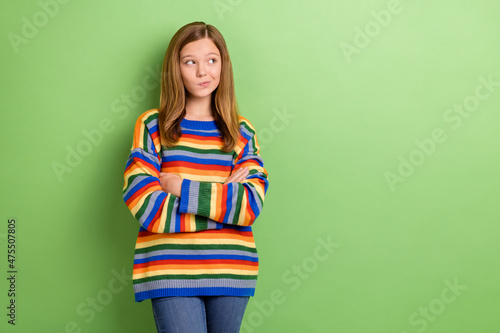 Foto Portrait of attractive girly doubtful curious girl folded arms overthinking copy