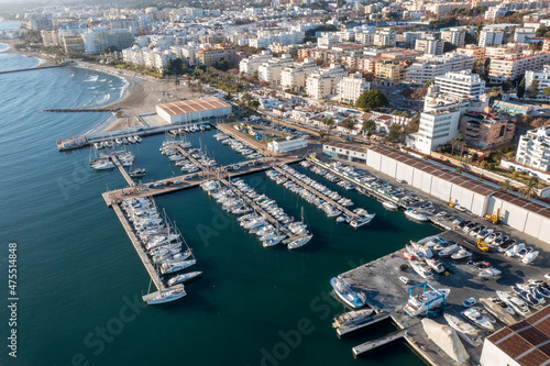 vista de aérea del puerto pesquero Marbella, Andalucía